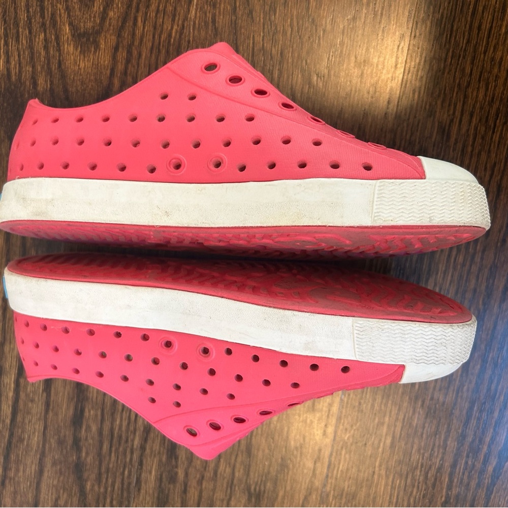 Girls pink Native shoes, Size 1. - Picture 7 of 7